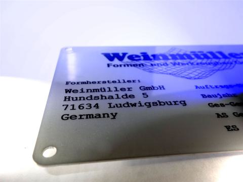 Klarlack auf Schild